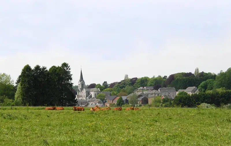 le village et l'église St-Martin (1880), Assesse, Belgique