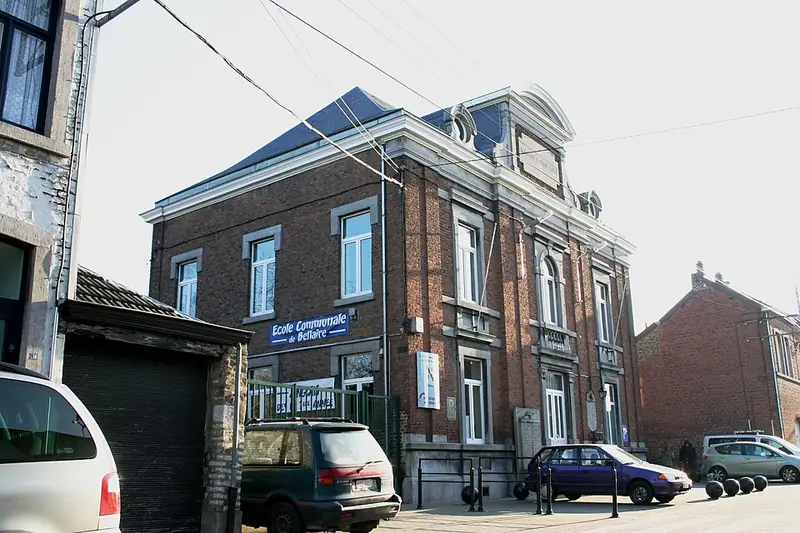 Fréiert Gemengenhaus vu Bellaire haut eng Schoul
