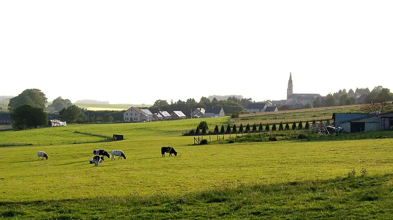 Boussu-lez-Walcourt (Belgique), le village vu de la chaussée de Beaumont