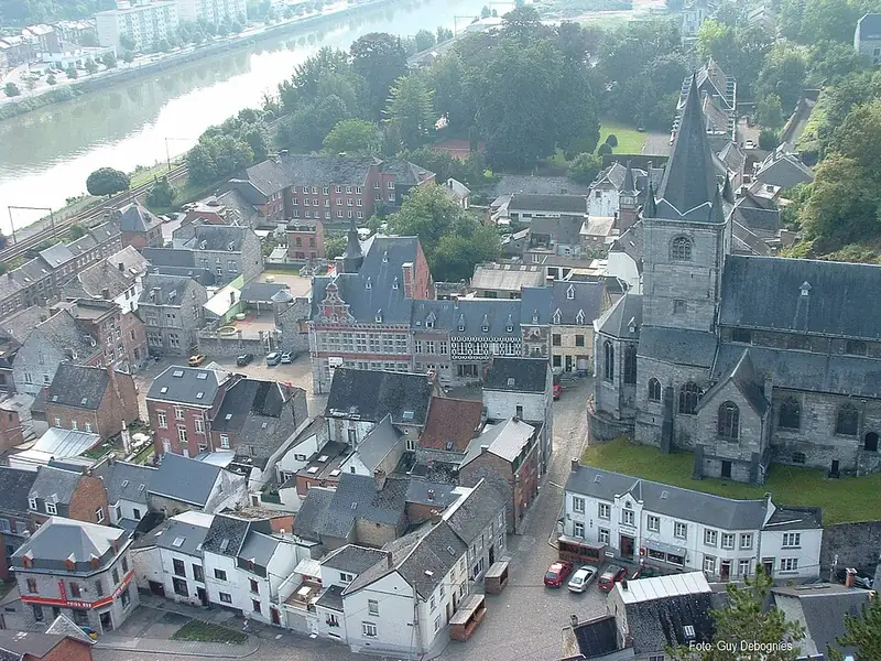 Het pittoreske stadje Bouvignes. Eigen foto (23 augustus 2006)