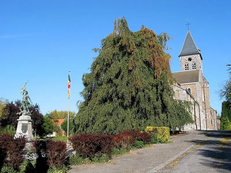 Braives (Belgique), le monument aux morts de la première guerre mondiale et l'église de la Nativité de Notre-Dame (1910)