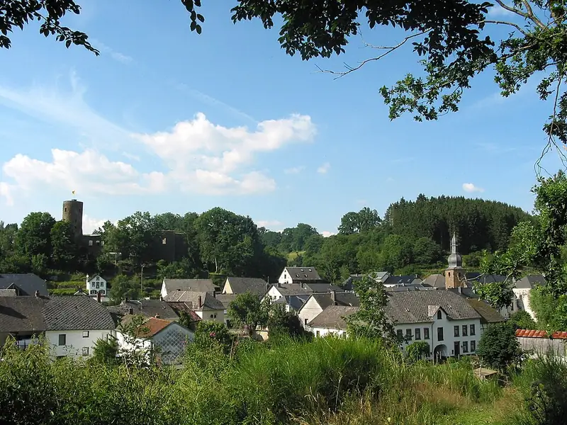 Burg-Reuland (Belgique), le village et le vieux château fortifié (XIII - XVe siècles)