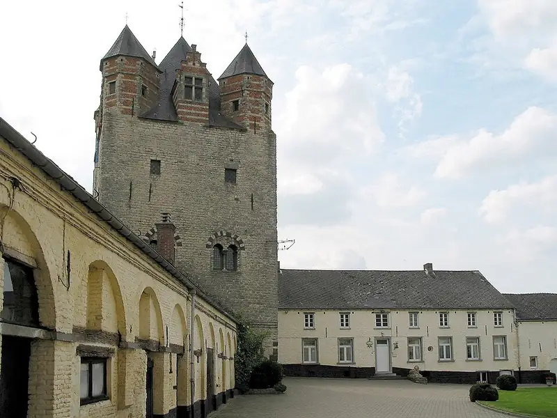 Céroux-Mousty (Belgique), le château-ferme de Moriensart (XVIII-XIXe siècles) et son donjon (début du XIIIe siècle)