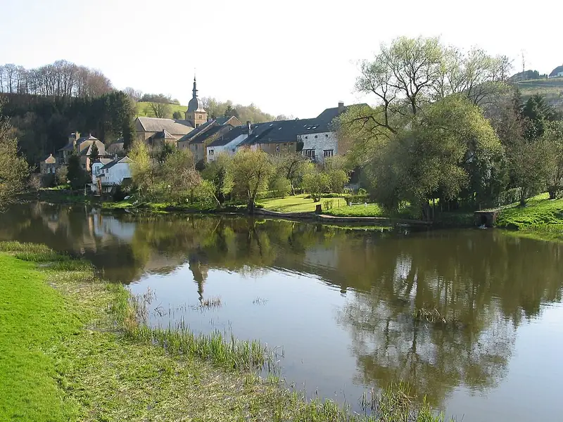 Chassepierre, le village et la Semois