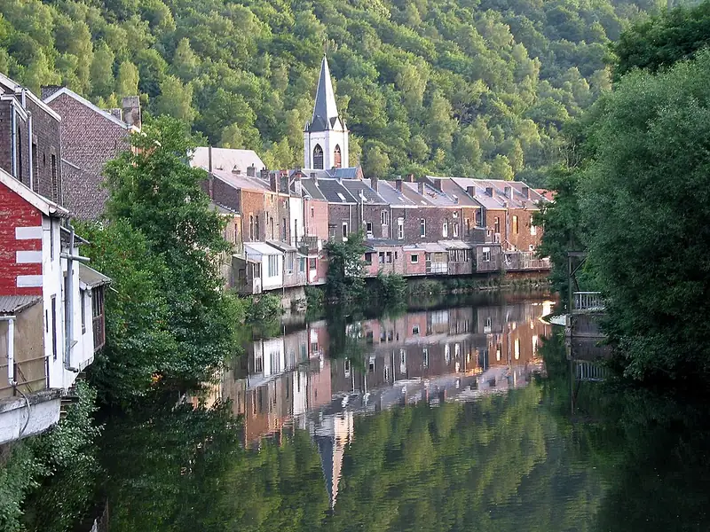 Chaudfontaine (Belgique), le village de Chaudfontaine se réfléchissant dans la Vesdre