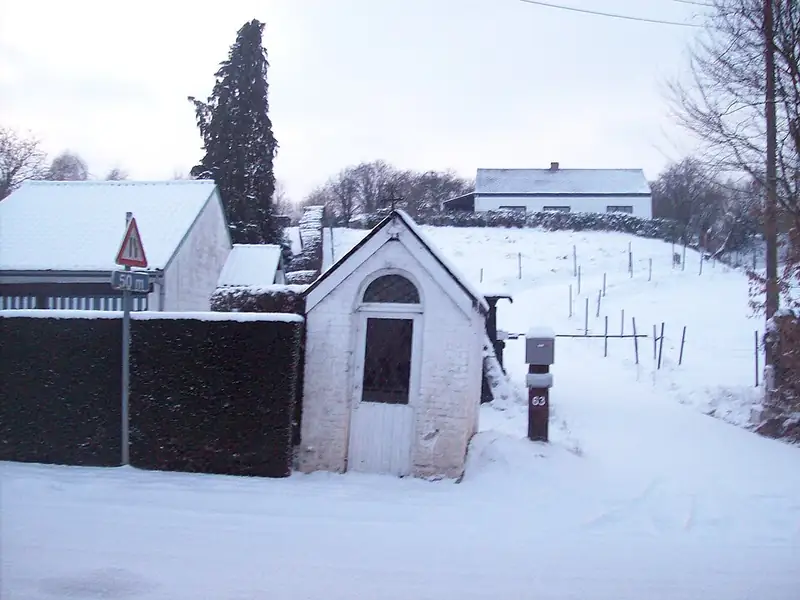 Chapelle enneigée dans la rue du Manypré, Corroy-le-Grand, province du Brabant wallon, Belgique