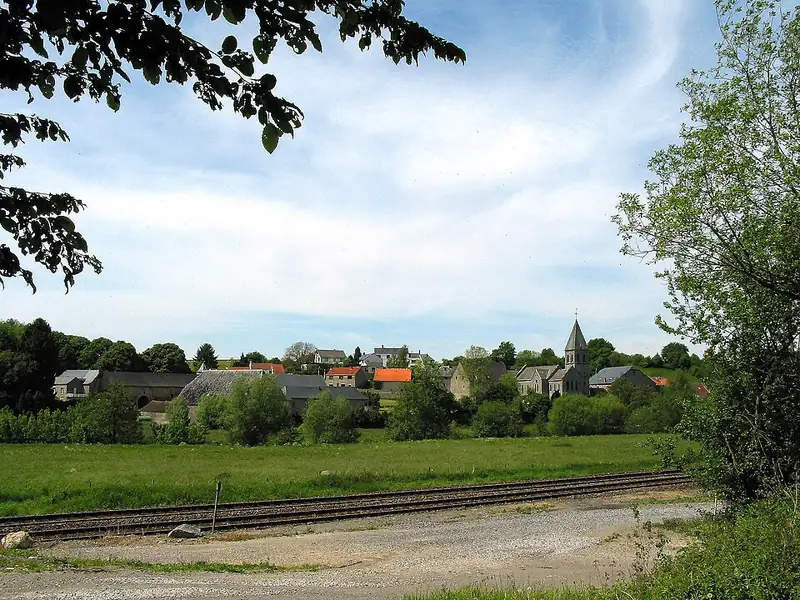 Cour-sur-Heure (Belgique), le village et sa grande ferme fortifiée