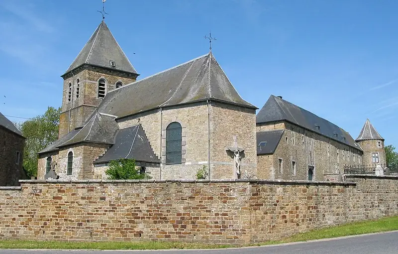 Petit-Courrière (Belgique), l’église Saint-Quentin et le château ferme (XVIIe siècle)