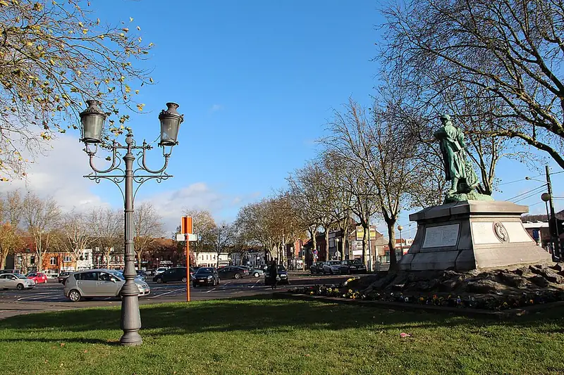 Cuesmes (Belgique), la place de Cuesmes et le monument élevé en souvenir des victimes des guerres 1914-1918 et 1940-1945