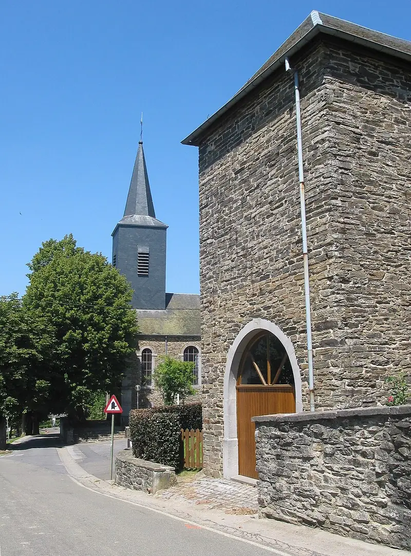 Les environs de l'église de Daverdisse (Belgique)