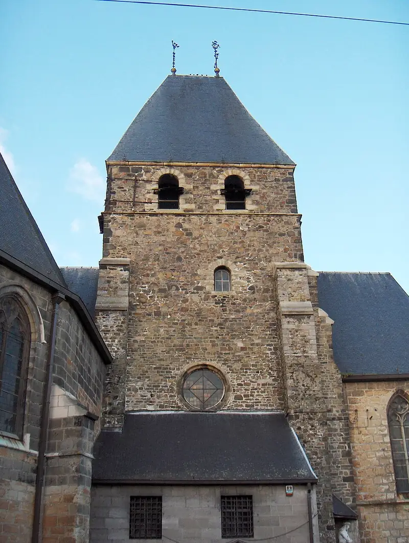 Eglise Saint-Martin à Deux-Acren (Belgique, prov. de Hainaut), tour romane du XII siècle