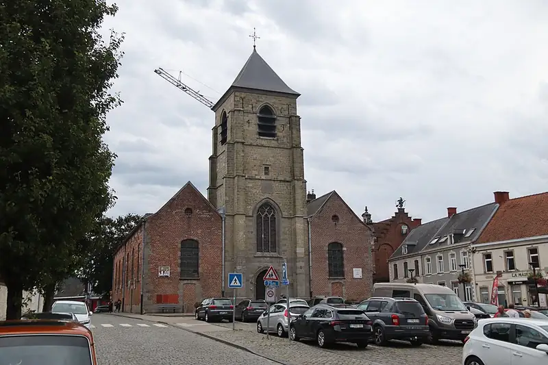 Vue sur la place d'Ellezelles et l'église Saint-Pierre-aux-Liens