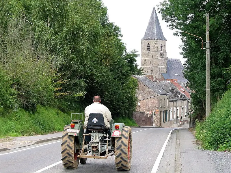 Estinnes-au-Mont (Belgique), la rue grande (Via Belgica - chaussée romaine) et l'église Saint-Remy