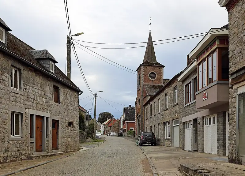 Falmignoul (commune de Dinant, province de Namur, Belgique) : la rue du Crétia et l'église Saint-Nicolas
