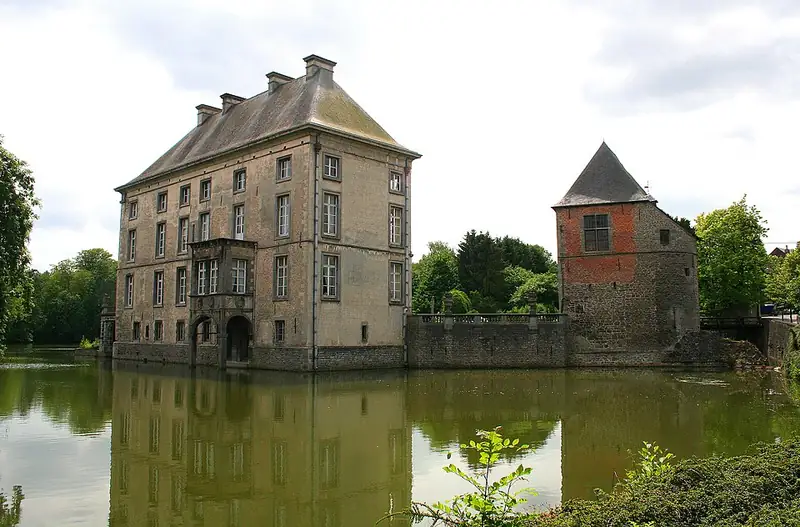 Feluy (Belgique), les douves, le corps de logis et l'aile fortifiée (XIV/XVIIIe siècles)