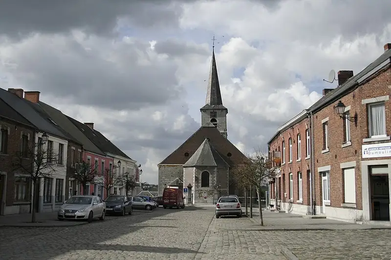 Froidchapelle (Belgique), la place Albert 1er et l'abside de l'église Sainte-Aldegonde (XVI-XVIIIe siècles)