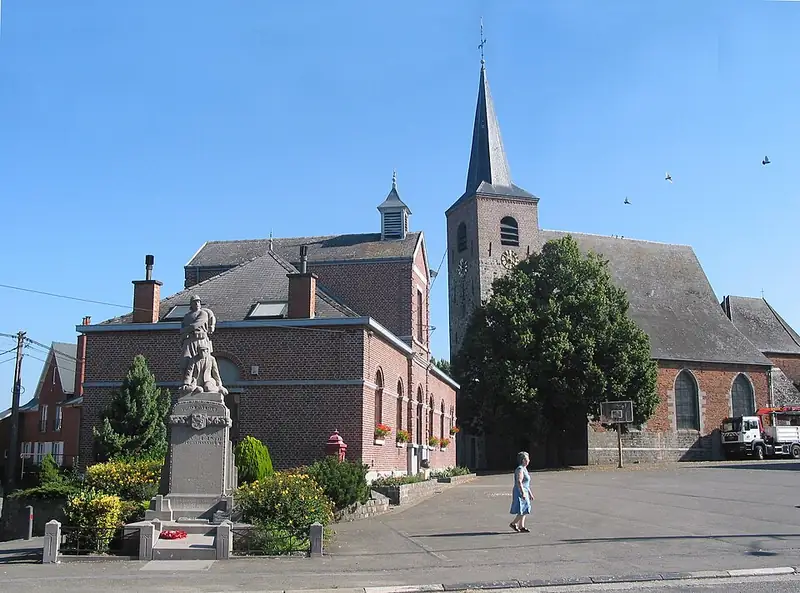 Givry (Belgique), la maison communale et l'église St-Martin (XIII, XVI et XVIIIe siècles)