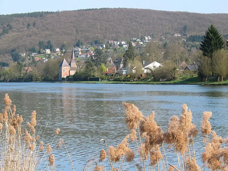 Godinne (Belgique), le village et l'église Saint-Pierre (XVII/XVIIIe siècles) en bord de Meuse