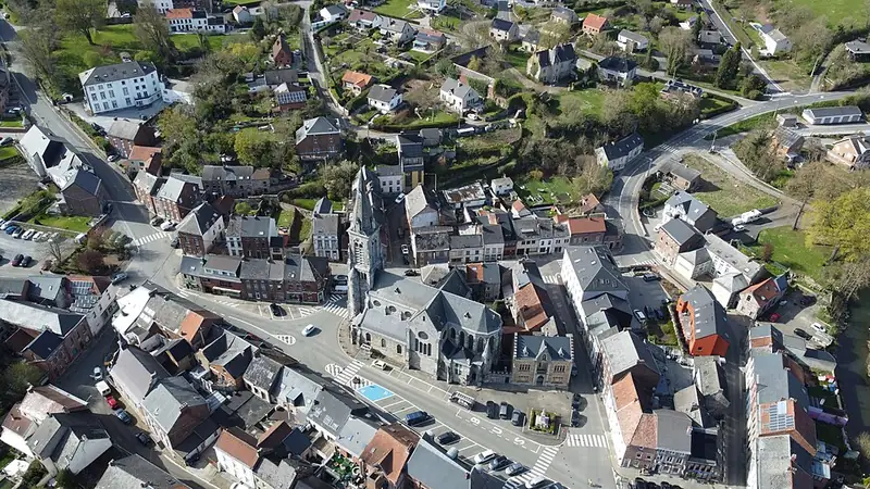 Ham-sur-Heure - La place et l'église Saint-Martin
