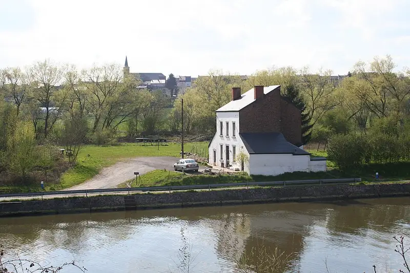 Ham-sur-Sambre, la Sambre et le village vus depuis les abords du pont Jourquin