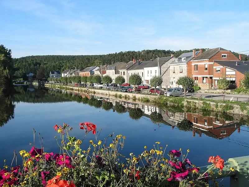 Han-sur-Lesse Belgique, la Lesse et la rue du Plan d'Eau