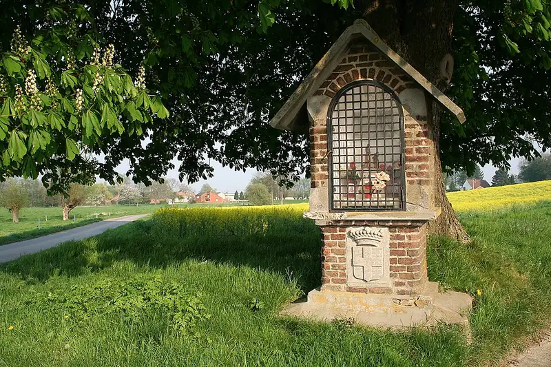 Harveng (Belgique), petite chapelle dédiée à Notre-Dame de la Salette en 1889 par la comtesse B. de Harveng