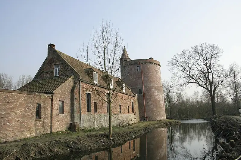 Herchies (Belgique), Avenue du château d’Egmont – L’ancien château féodal, actuel prieuré Marie-Médiatrice