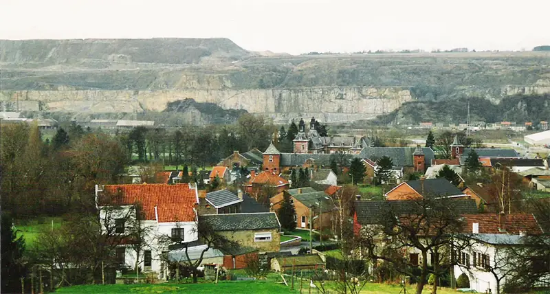 Panorama de Hermalle-sous-Huy, Belgique. Pris de de la route qui va aux Houx. À l'horizon, les carrières de pierre calcaire ; au…