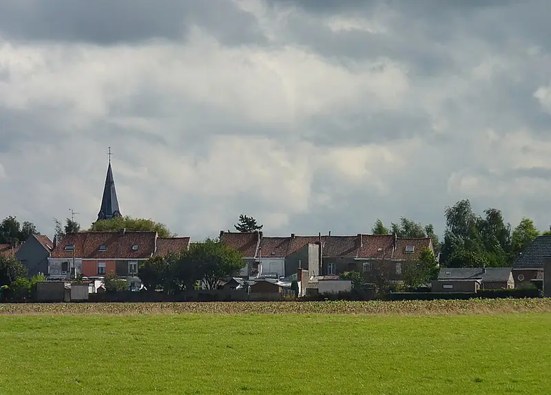 Vue d'Herseaux, Belgique. À l'arrière-plan le clocher de l'église Saint-Maur