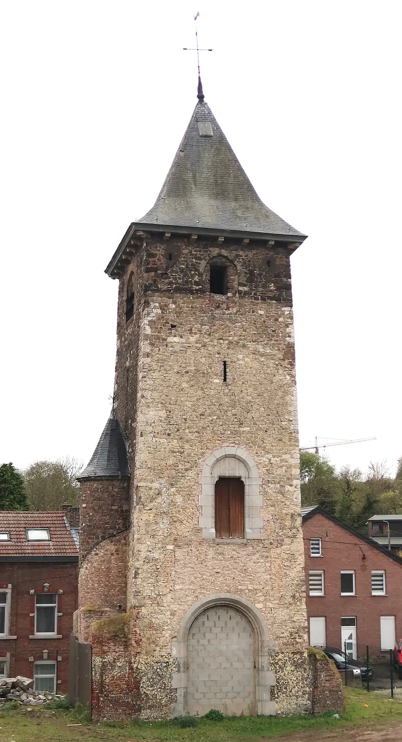 Le clocher et sa tourelle romans qui subsistent de l'église Saint-Pierre à Hollogne-aux-Pierres démolie partiellement en 2017.…