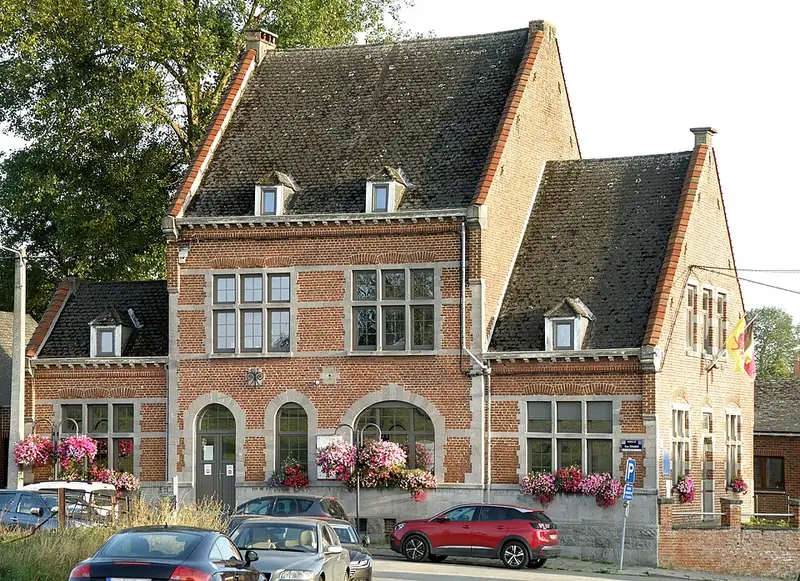 Honnelles (prov. de Hainaut, Belgique). Maison communale, autrefois de la commune d'Autreppe, aujourd'hui (depuis la fusion de…