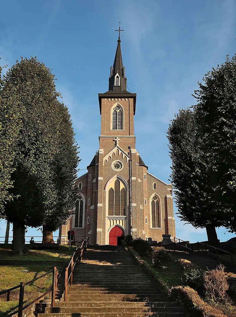 Eglise Saint-Sauveur à Hozémont (Grace-Hollogne), construit en 1866 sur une butte