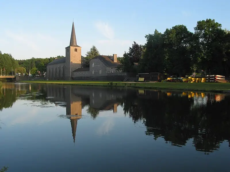 Hotton (Belgique), panorama sur l'Ourthe et l'église de la cité