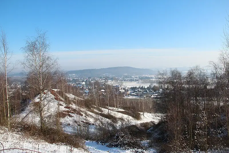 Hyon (Belgique), le village et le Mont Panisel vus depuis le sommet du Mont Héribus