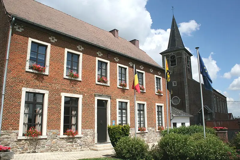Incourt Belgique, , la maison communale et l'église Saint-Pierre (1780)