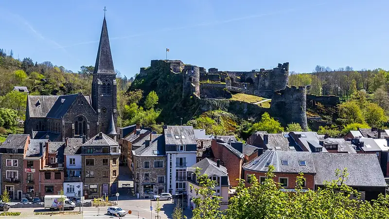 La Roche-en-Ardenne -Le château féodal et l'église Saint-Nicolas