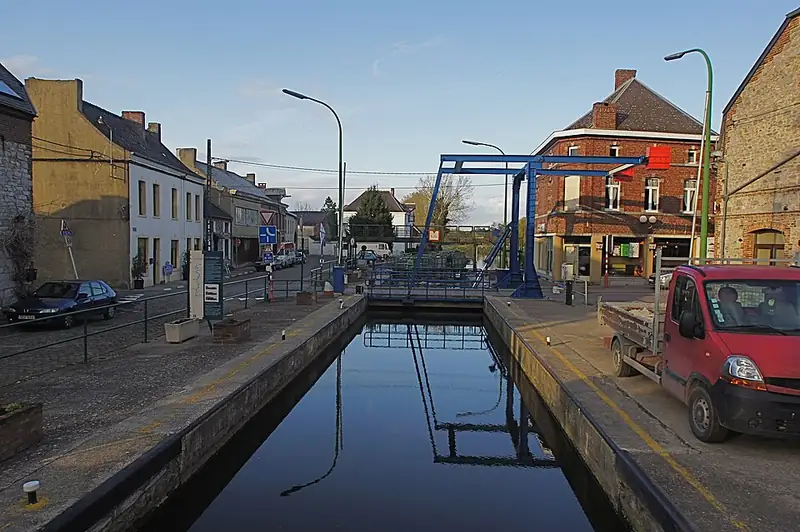 Labuissière, Belgique: Ecluse et pont sur la Sambre