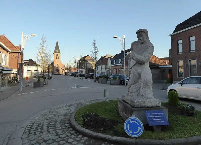 Satcheu le haleur de bateau sur la place Communale de Leers-Nord . Estaimpuis Belgique