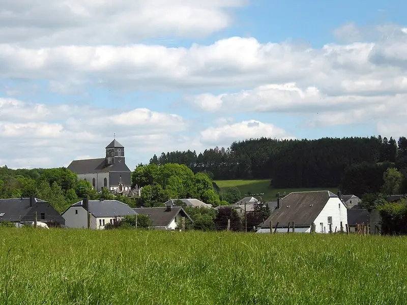 Léglise (Belgique), le village et sa petite église