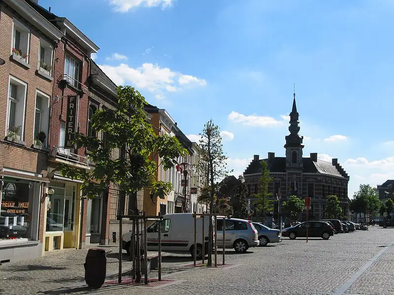 Lessines, la Grand'Place et l'hôtel de ville