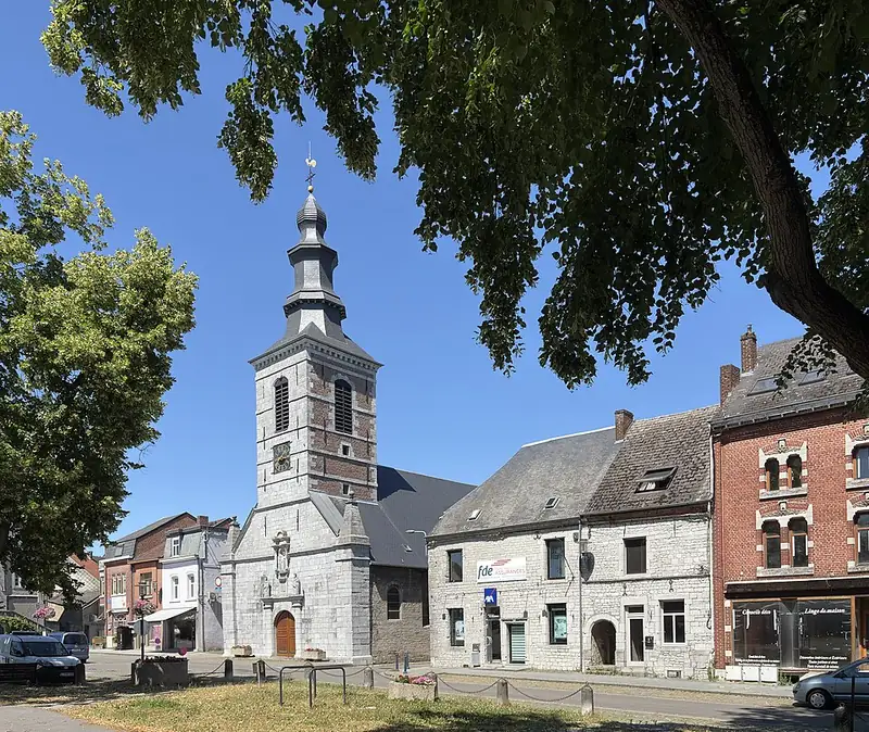 Mariembourg (Belgique), Place Marie de Hongrie avec l'église Sainte-Madeleine (XVIe siècle)