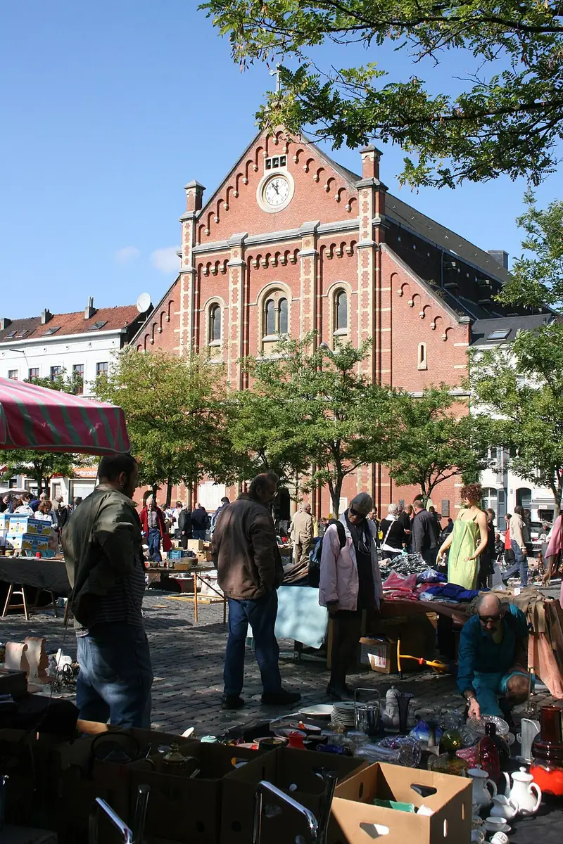 Marché aux puces sur la Place du Jeu de Balle, Bruxelles, Belgique. Eglise Notre-Dame-Immaculée à l'arrière-plan