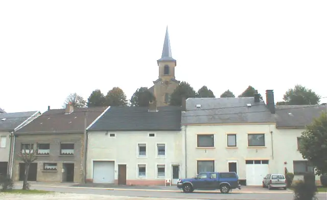 Meix-devant-Virton (Belgique) : la longue rue et l'église