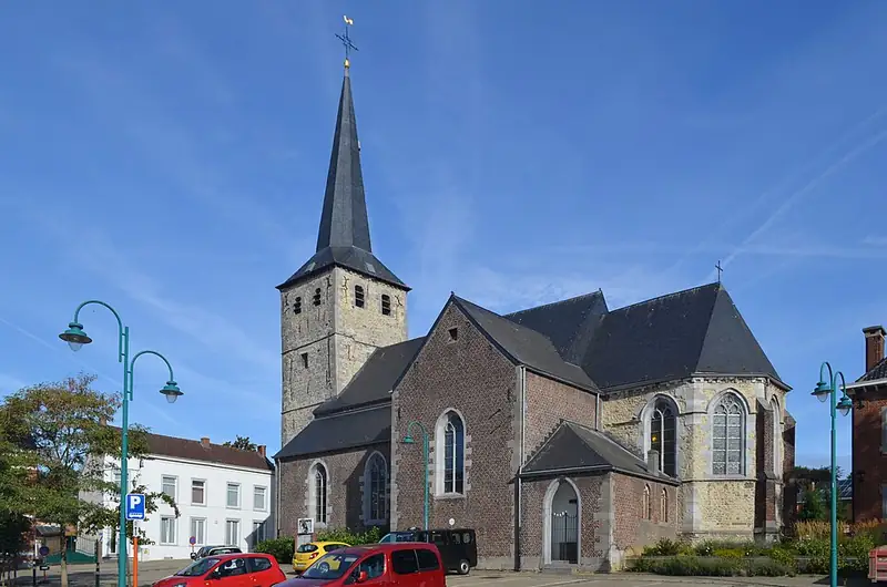 Mellet (Les Bons Villers-Belgique) - église des Saints-Martin-et-Mutien-Marie vue depuis la place et la rue Alphonse Helsen