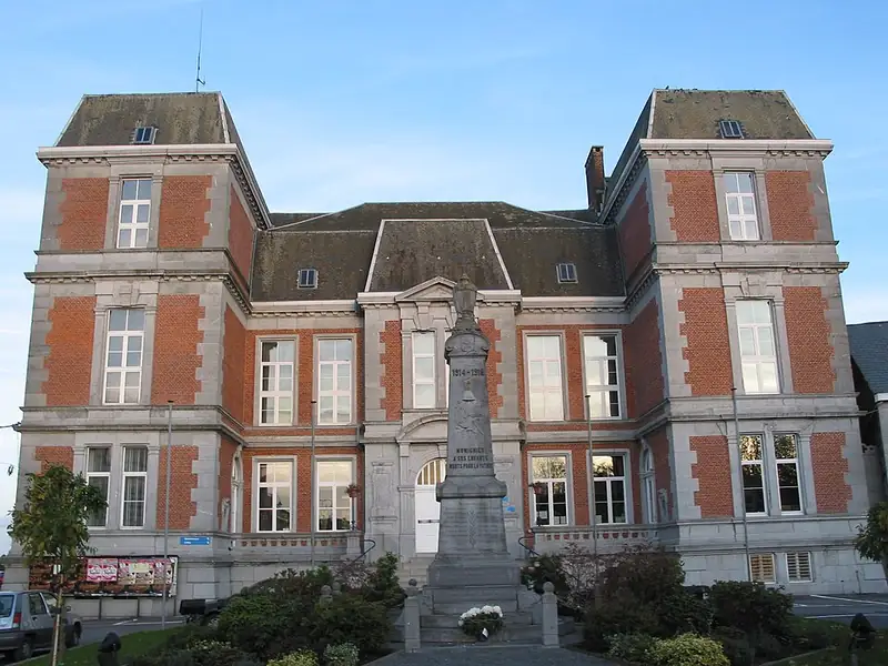 Momignies (Belgique), la maison communale et le monument aux victimes de la première guerre mondiale