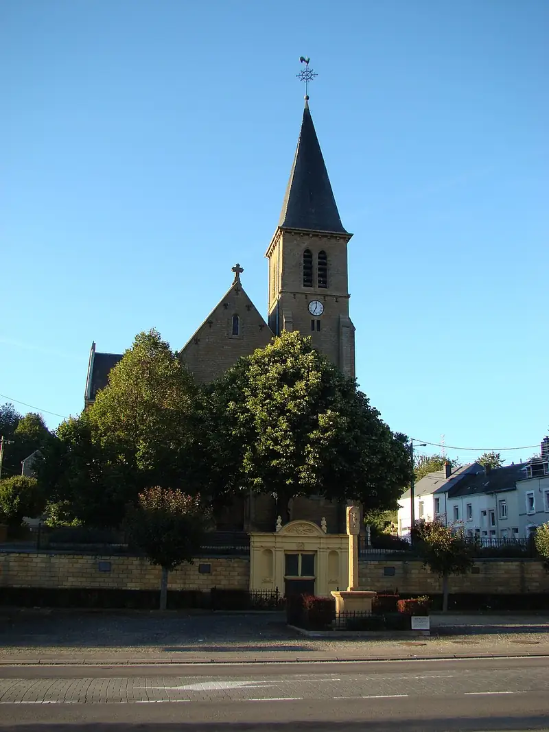 Situé devant l'église et les vestiges du portail du cimetière aménagé en monument commémoratif aux combattants, prisonniers…