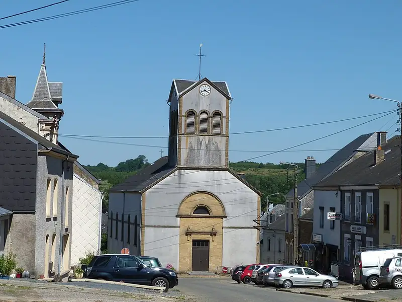 L'église de Mussy, de face, en août 2013. Notez la rue pavée