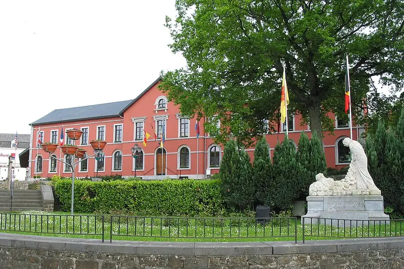 Nassogne (Belgique), le mémorial aux héros de la première guerre mondiale et la maison communale