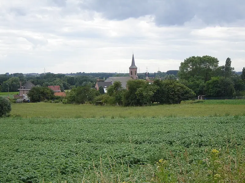 Vue sur Orroir et l'Eglise Saint-Brice; vue des pentes du Mont de l'Enclus