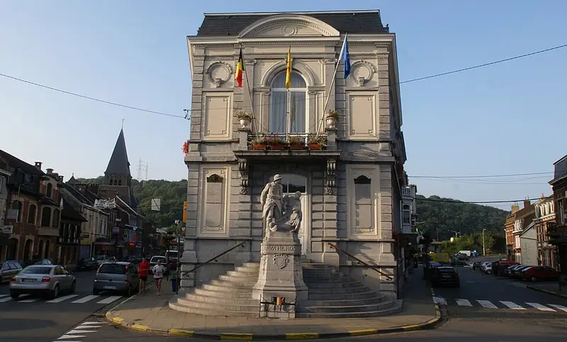 Pepinster:Maison Communale et monument pour les victimes de la guerre